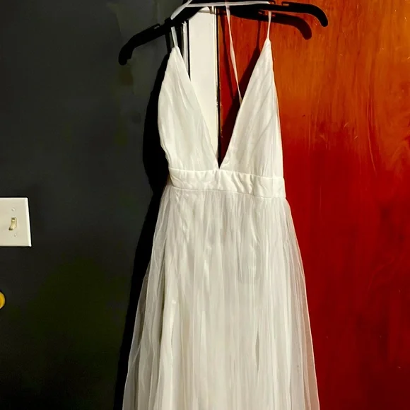 Windsor Dresses | Elisabeth Pleated Tulle Formal Dress This Dress Is Not Padded In The Bra Area | Color: White | Size: M | Sharisedalton's Closet Windsor Dresses | Elisabeth Pleated Tulle Formal Dress This Dress Is Not Padded In The Bra Area | Color: White | Size: M | Sharisedalton's Closet